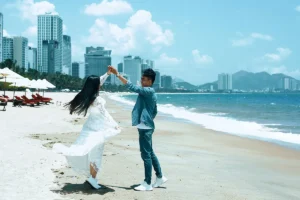 Cặp đôi vui chơi trên bãi biển Nha Trang, minh họa chi phí du lịch Nha Trang 2 ngày 1 đêm cho hai người với lịch trình lãng mạn và tiết kiệm.