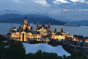 Khu vui chơi VinWonders Nha Trang với lâu đài ánh sáng và khung cảnh biển tuyệt đẹp vào buổi tối.