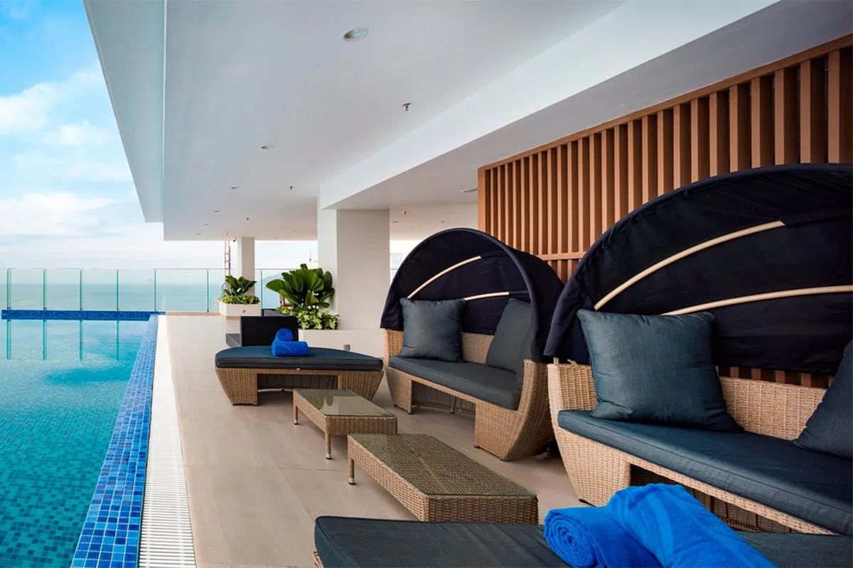 Đặt phòng khách sạn Nha Trang với hồ bơi vô cực và khu nghỉ ngơi sang trọng, phù hợp cho 2 người trong dịp kỷ niệm đặc biệt.