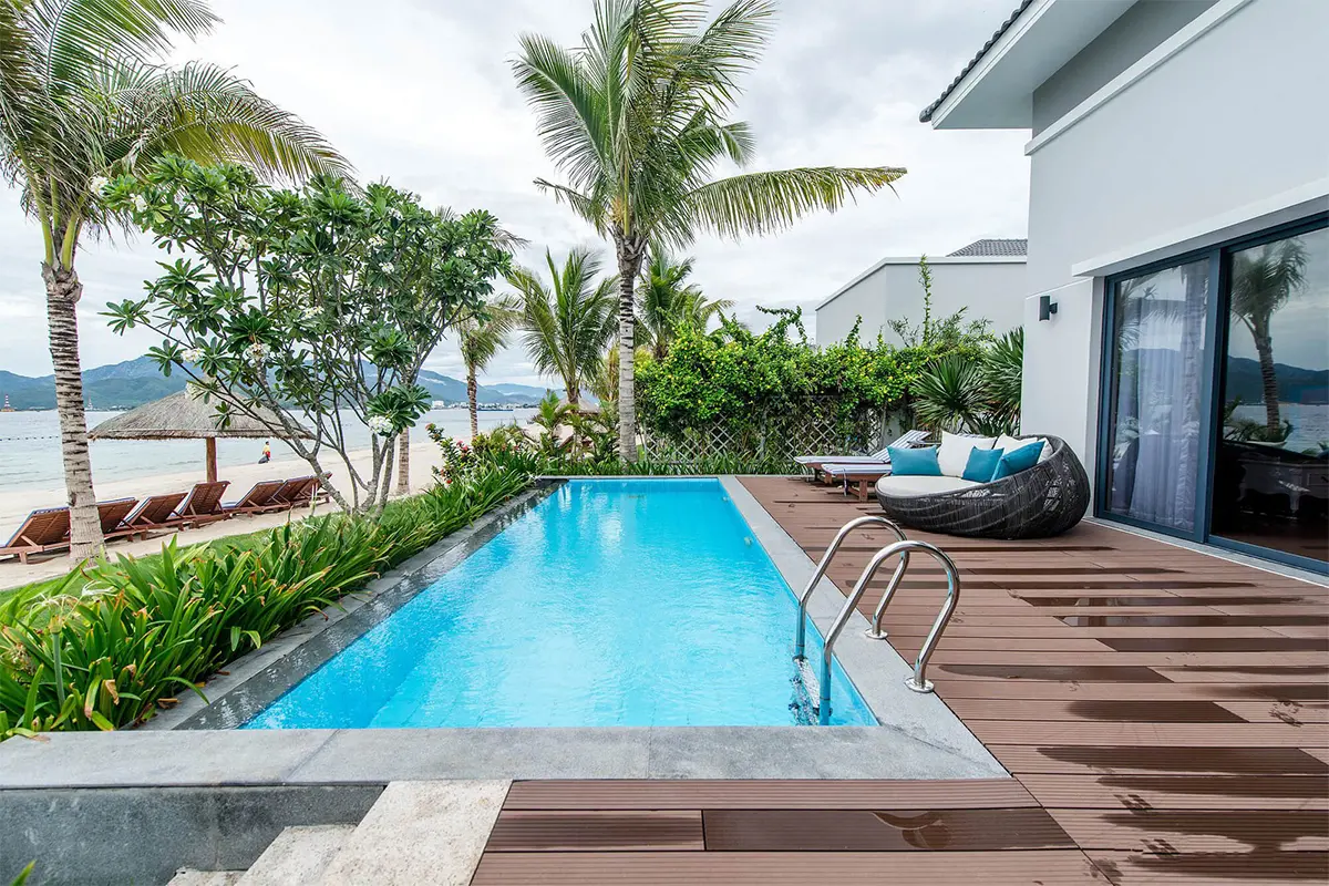 Villa nghỉ dưỡng trong combo nha trang du lịch trọn gói với hồ bơi riêng và không gian gần biển.