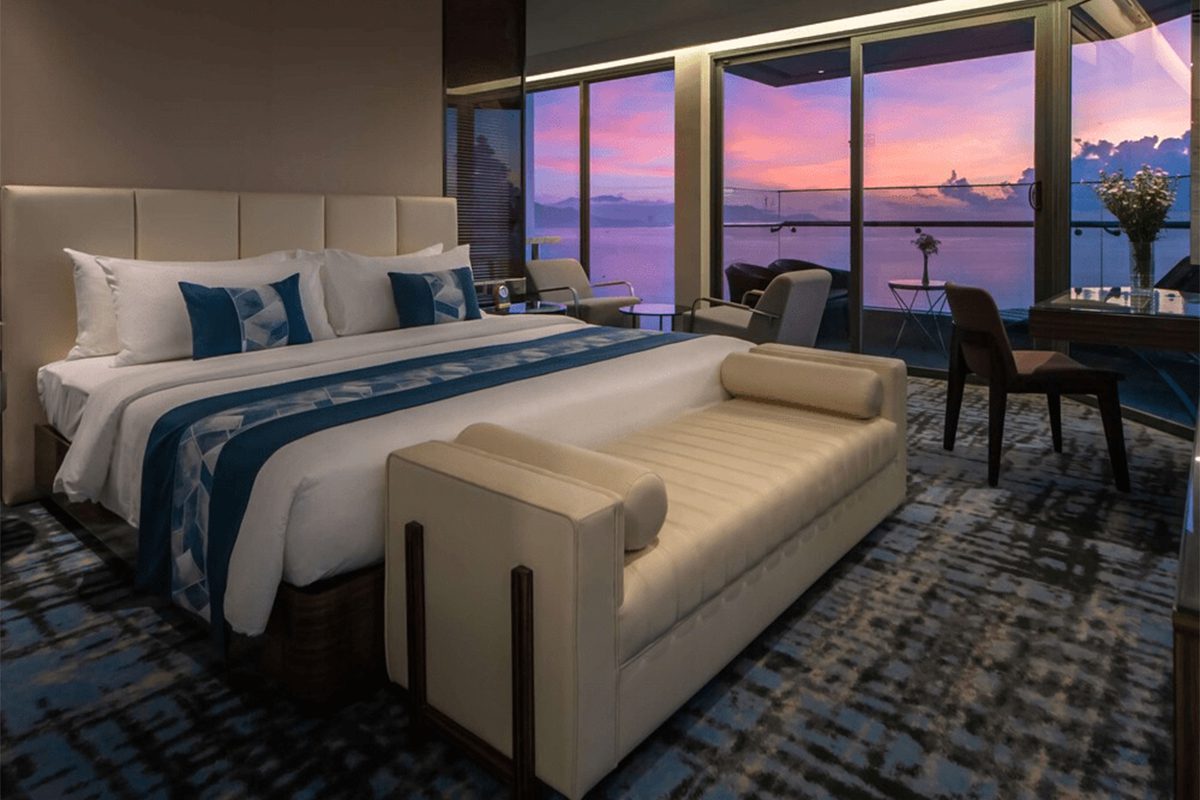 Khách sạn 5 sao Nha Trang với phòng nghỉ sang trọng, view biển thơ mộng phù hợp cho cặp đôi lưu trú dịp kỷ niệm.