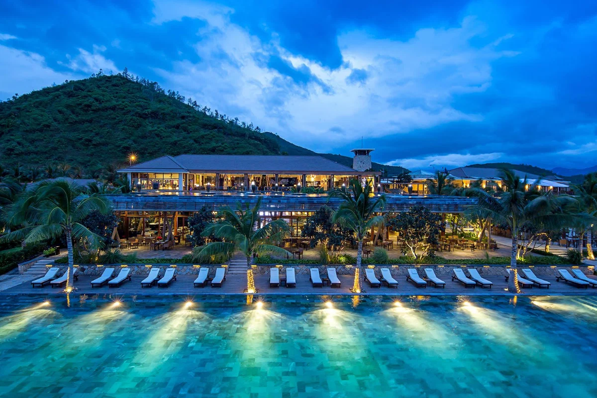 Tư vấn combo resort nghỉ dưỡng cao cấp có bể bơi rộng thoáng cho gia đình có con nhỏ vui chơi.