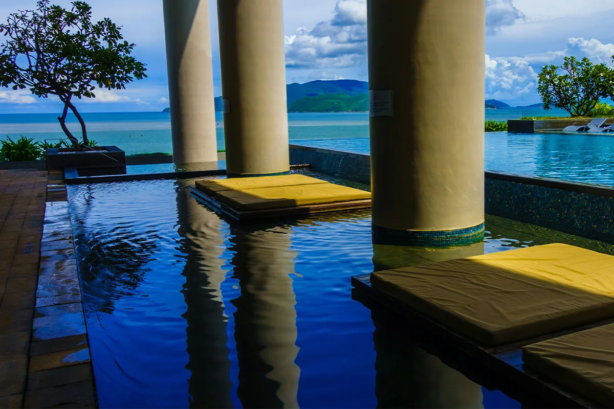 Không gian hồ bơi vô cực hướng biển tại resort Nha Trang sang trọng phù hợp cho chuyến nghỉ dưỡng và đi chơi của cặp đôi.
