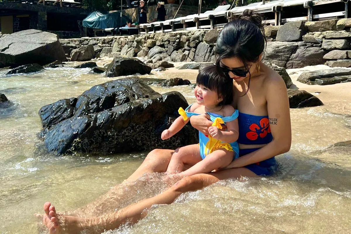 Mẹ cùng bé trải nghiệm vui chơi bên biển khi du lịch Nha Trang có con nhỏ, tạo nên kỳ nghỉ gia đình đáng nhớ và thoải mái.