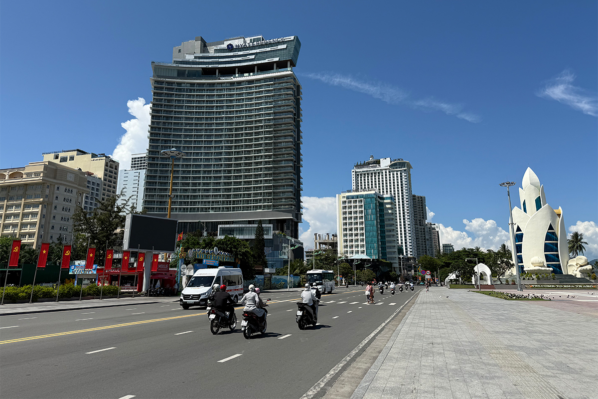 Đặt phòng khách sạn Nha Trang cho 2 người tại khu vực trung tâm ven biển, thuận tiện di chuyển và tận hưởng kỳ nghỉ kỷ niệm lãng mạn.