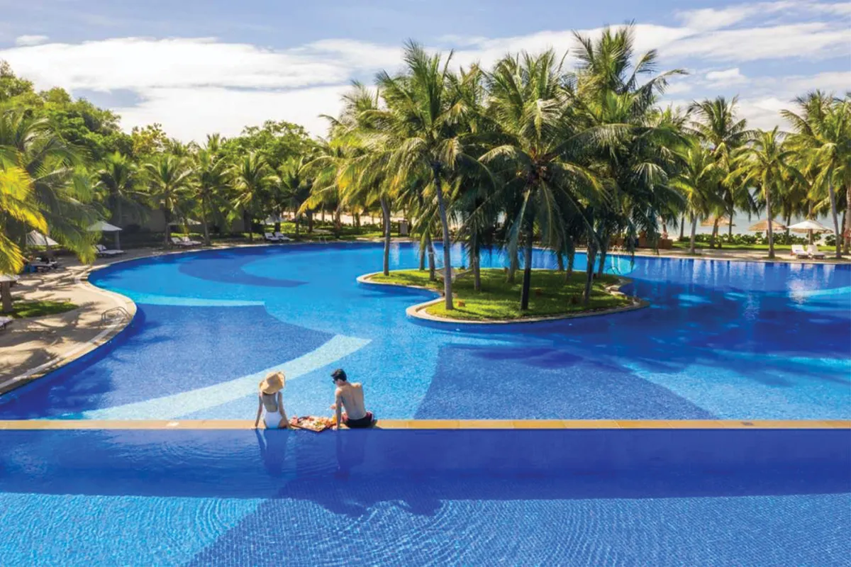 Đặt phòng resort Nha Trang với hồ bơi nhiệt đới rộng lớn, phù hợp cho 2 người tận hưởng kỳ nghỉ kỷ niệm đáng nhớ.