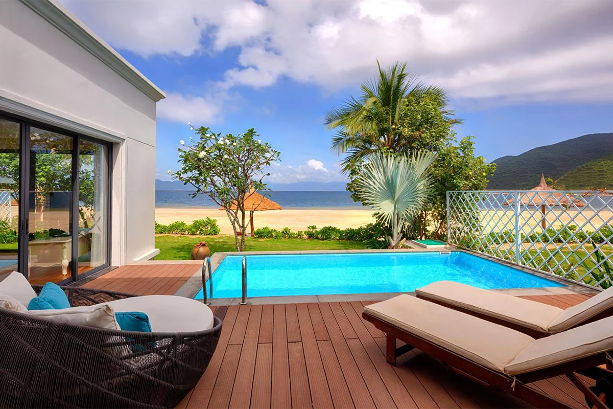 Biệt thự Vinpearl Nha Trang có hồ bơi riêng tư sát biển dành cho 2 người.