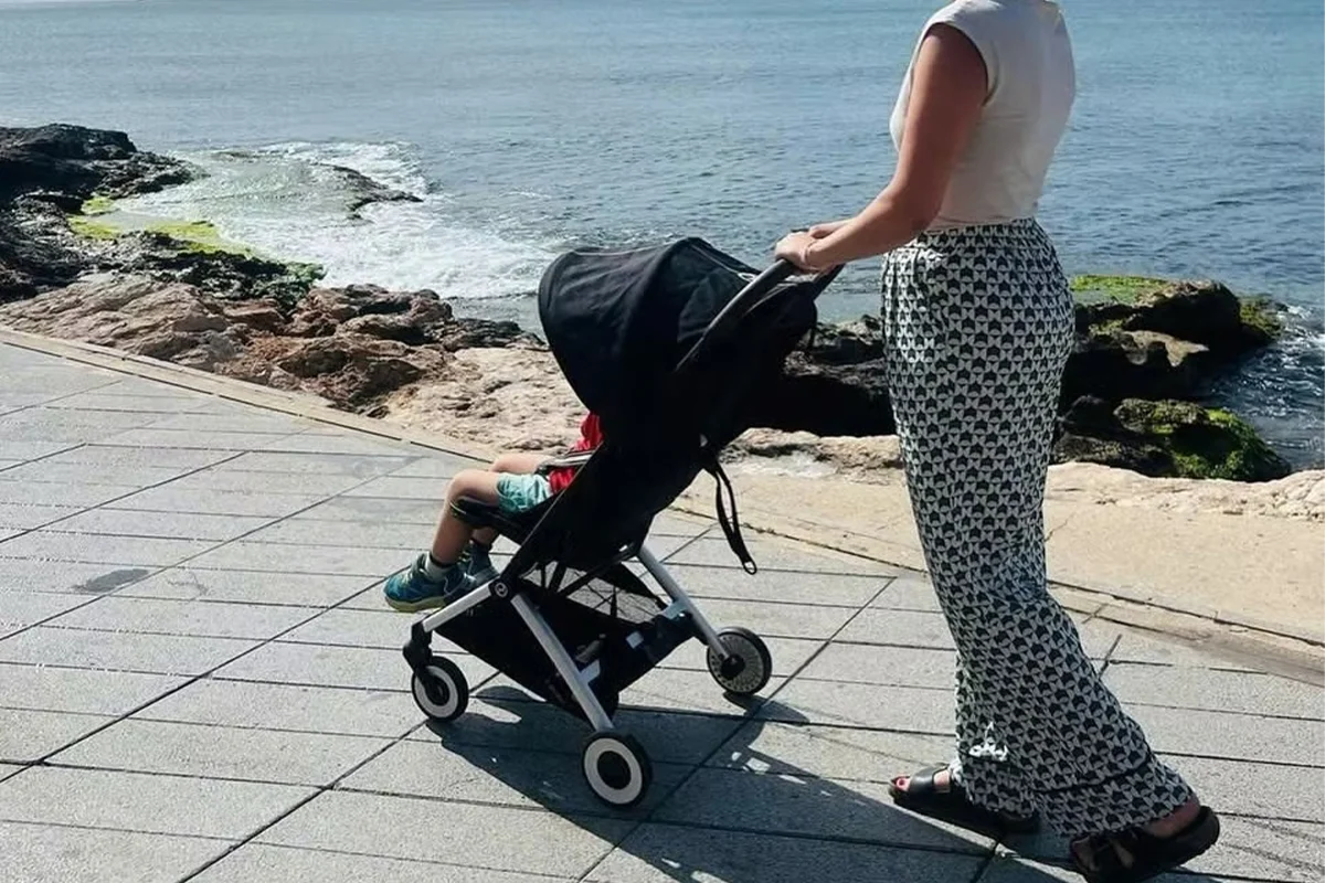 Gia đình sử dụng xe đẩy khi du lịch Nha Trang có con nhỏ giúp bé nghỉ ngơi thuận tiện và bố mẹ dễ dàng khám phá điểm đến.