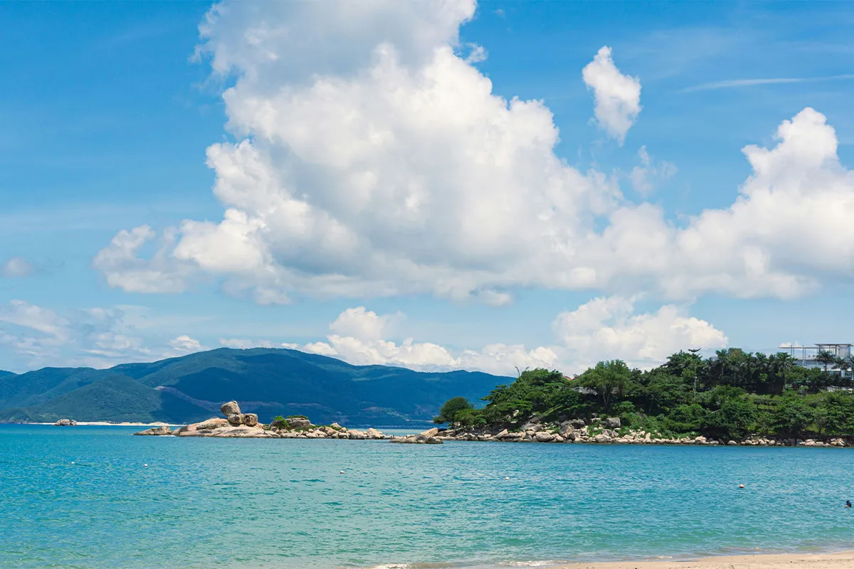 Khung cảnh danh thắng Hòn Chồng Nha Trang thích hợp cho cặp đôi kết hợp nghỉ dưỡng và đi chơi khám phá.