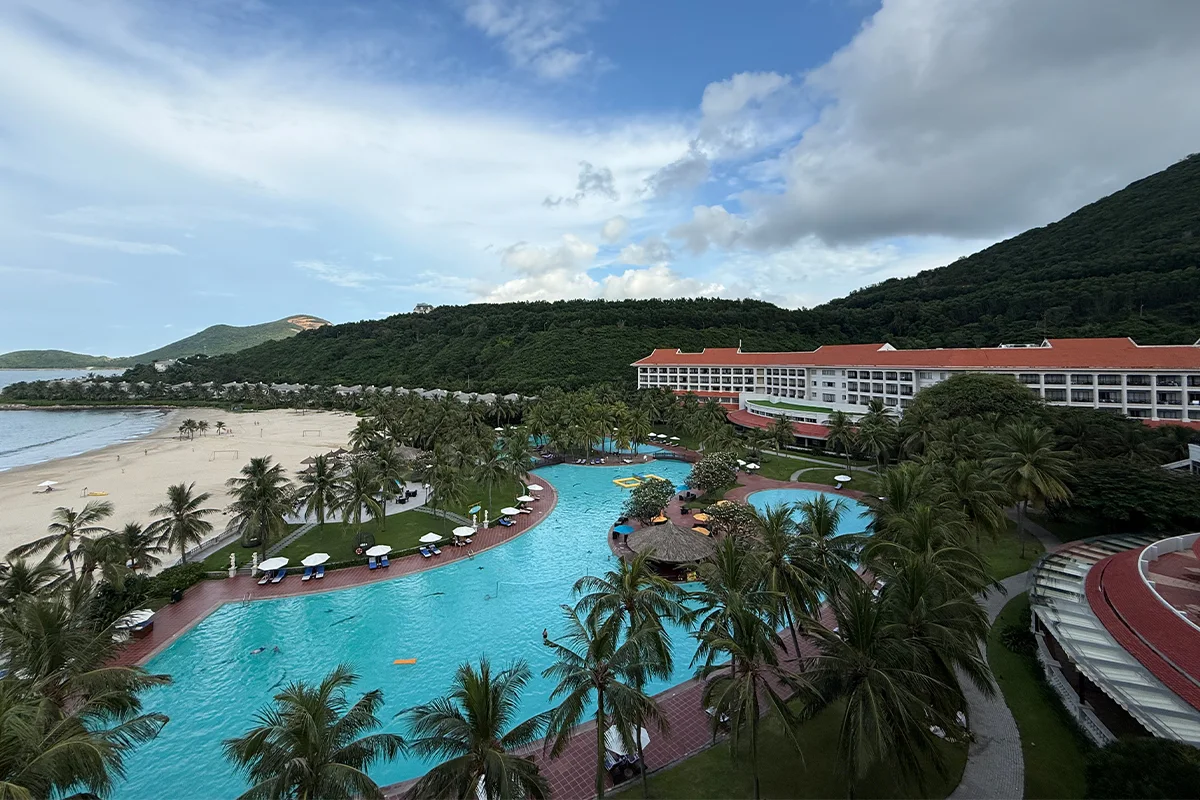 Lịch trình Nha Trang cho gia đình 3 thế hệ với lựa chọn nghỉ dưỡng tại resort, vui chơi và thư giãn bên biển.