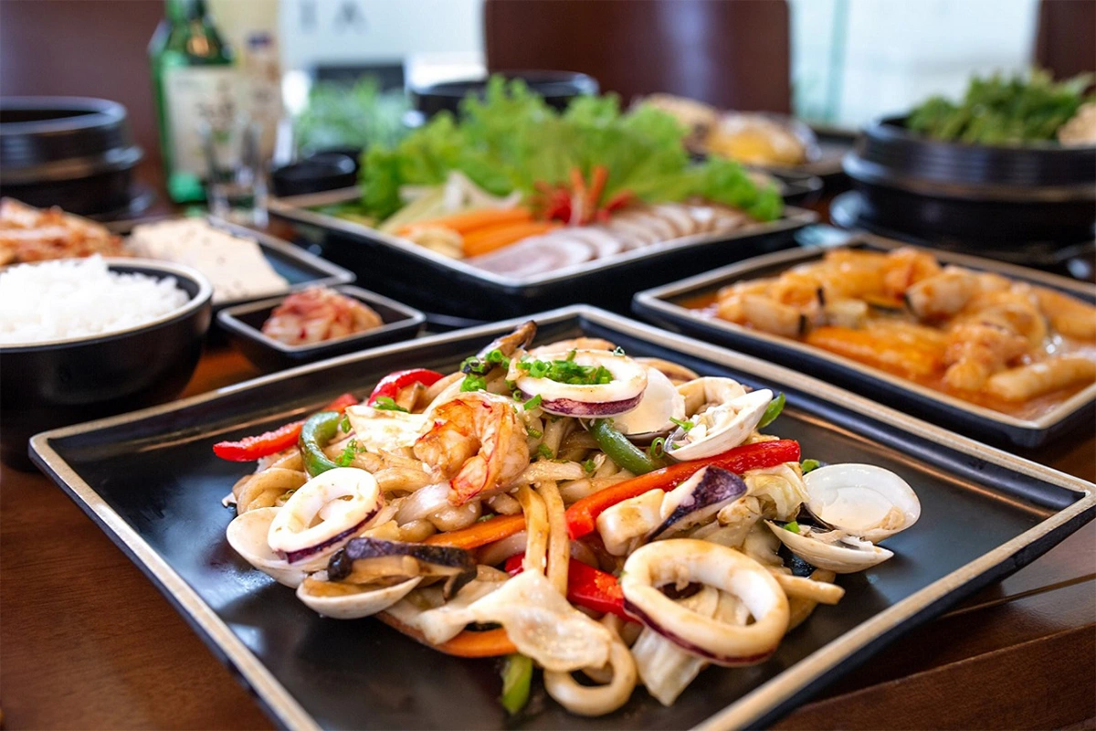Ẩm thực trong combo nha trang du lịch trọn gói với các món ăn hấp dẫn dành cho gia đình.