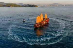 Du thuyền Hoàng Đế ngắm hoàng hôn trên vịnh Nha Trang