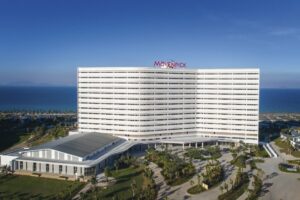 Mặt tiền Mövenpick Resort Cam Ranh ban ngày — bên em đặt phòng cho khách