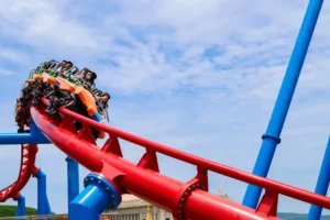 Du khách trải nghiệm trò Cú Lật Sấm Sét tại VinWonders Nha Trang