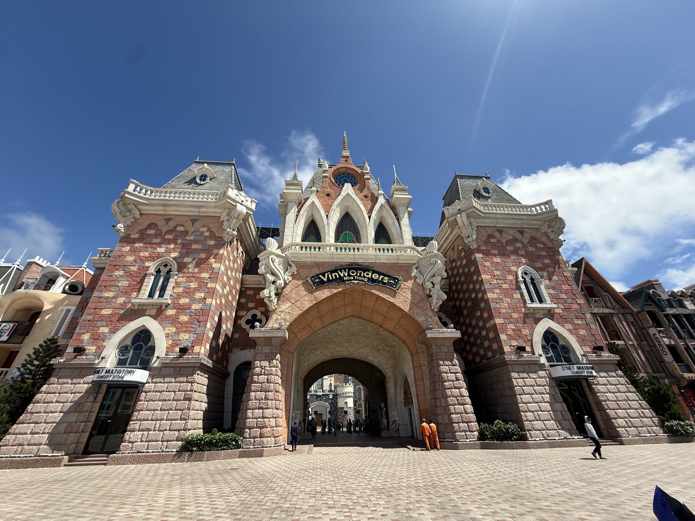 Cổng vào VinWonders Nha Trang nhìn từ phố thương mại Vinpearl Harbour