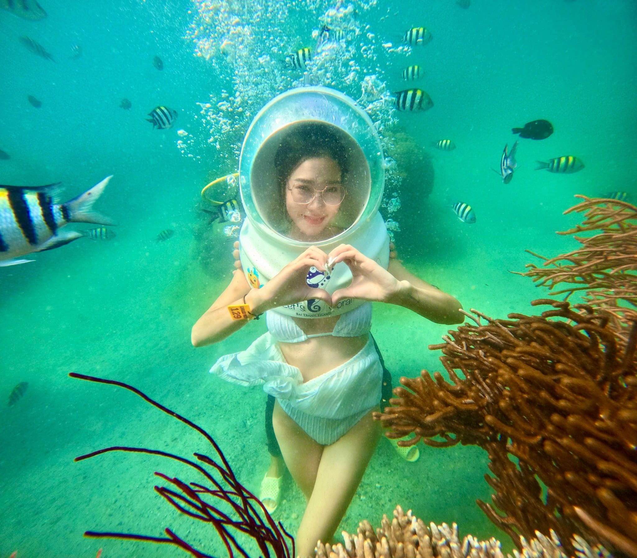 Du khách đi bộ dưới đáy biển tại Bãi Tranh Nha Trang