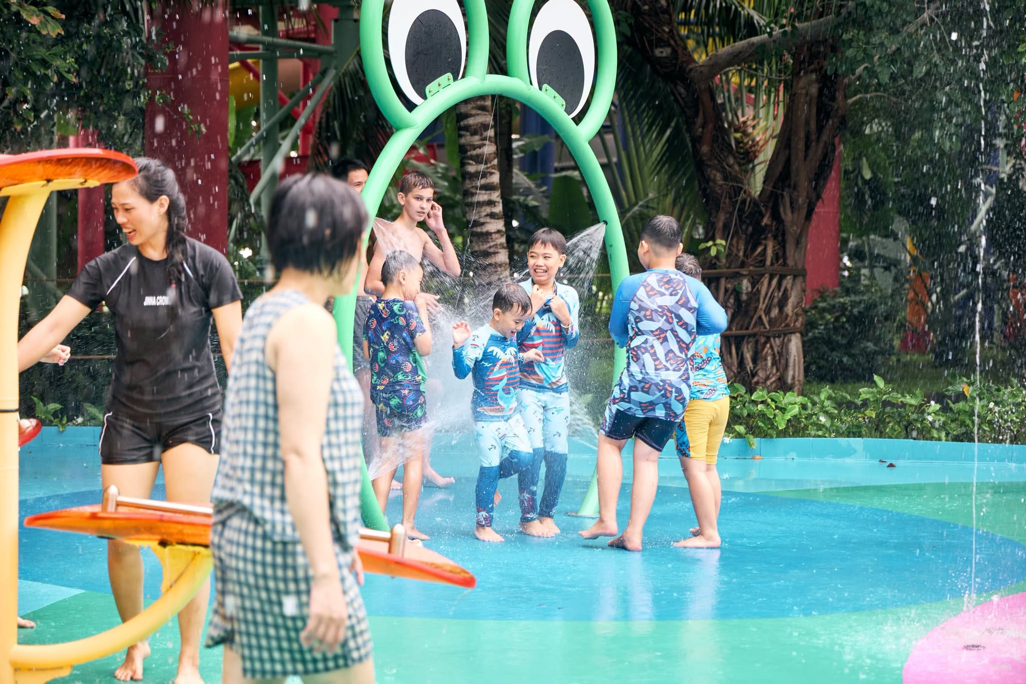 Gia đình có con nhỏ vui chơi khu nước nông công viên nước VinWonders Nha Trang