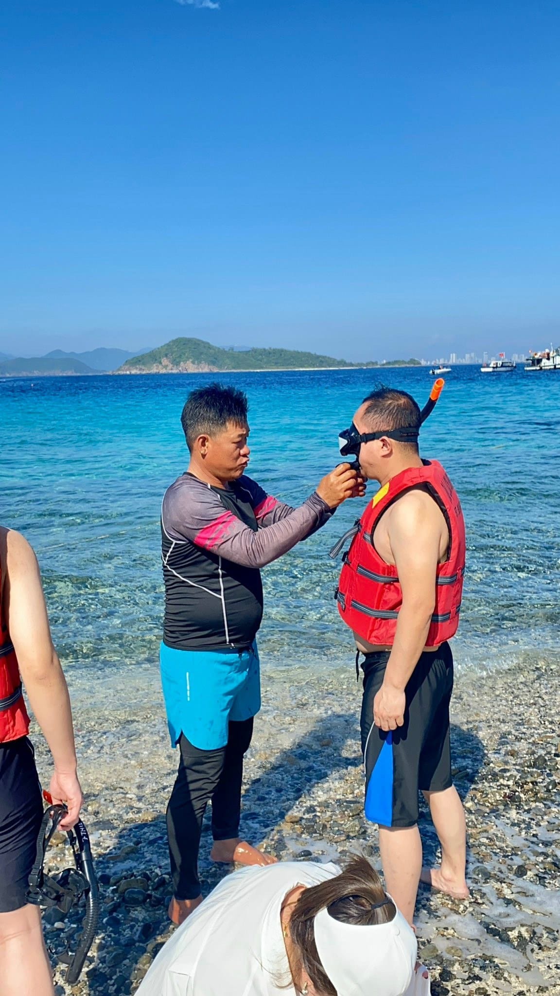 Hướng dẫn viên hướng dẫn khách đeo mặt nạ lặn tại Hòn Mun Nha Trang