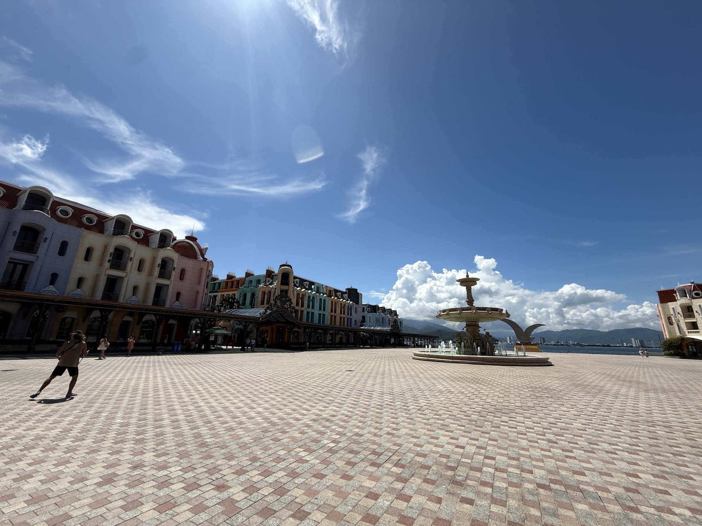Quảng trường và đài phun nước tại Vinpearl Harbour Nha Trang