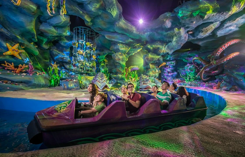 Du khách ngồi thuyền giữa khung cảnh đại dương trong Tata River Adventure tại VinWonders Nha Trang