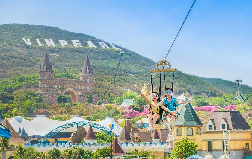 Hai du khách trải nghiệm Zipline phía trên khu vui chơi VinWonders Nha Trang