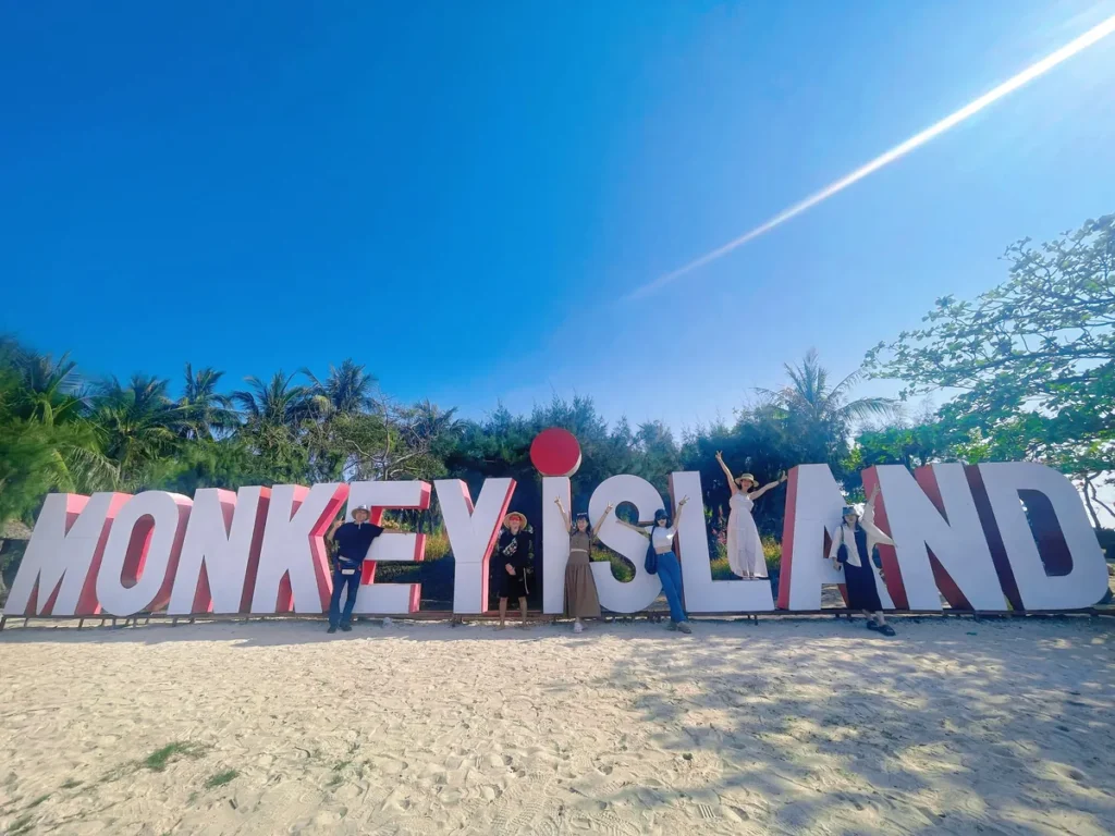 Chữ MONKEY ISLAND trên bãi biển Đảo Khỉ, Vịnh Nha Phu