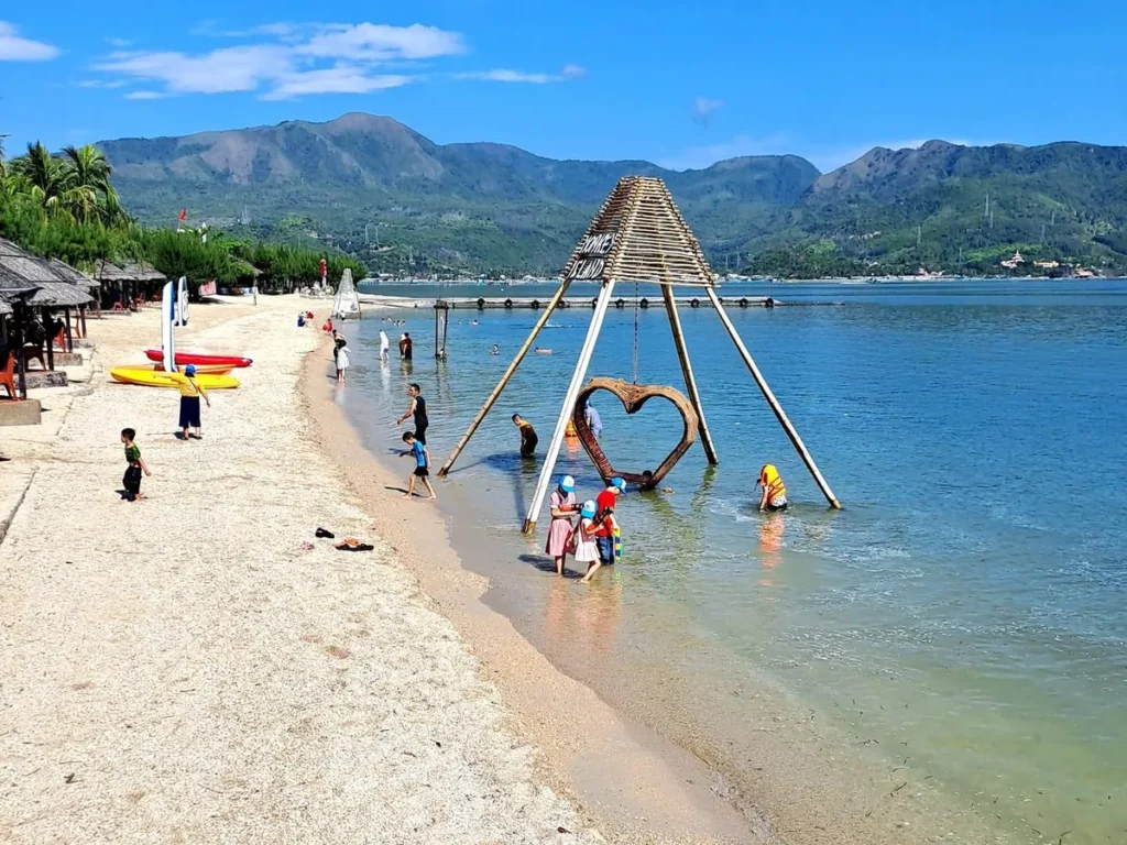 Bãi biển Đảo Khỉ với xích đu trái tim, núi Nha Phu phía sau
