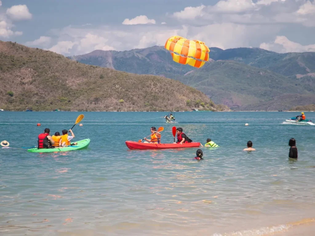 Dù bay và chèo kayak trên Vịnh Nha Phu