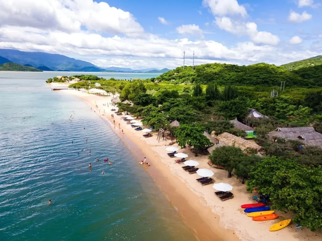 Bãi tắm Đảo Hoa Lan nhìn từ trên cao – dù trắng, ghế nằm