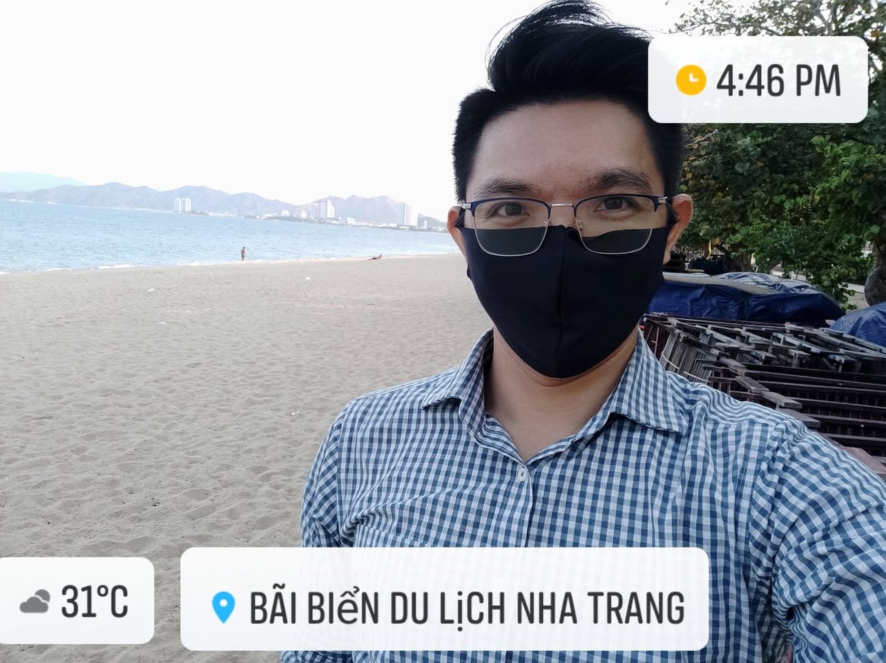 Anh Phạm Đức Anh đeo khẩu trang trên bãi biển Nha Trang vắng khách chiều 31/03/2020