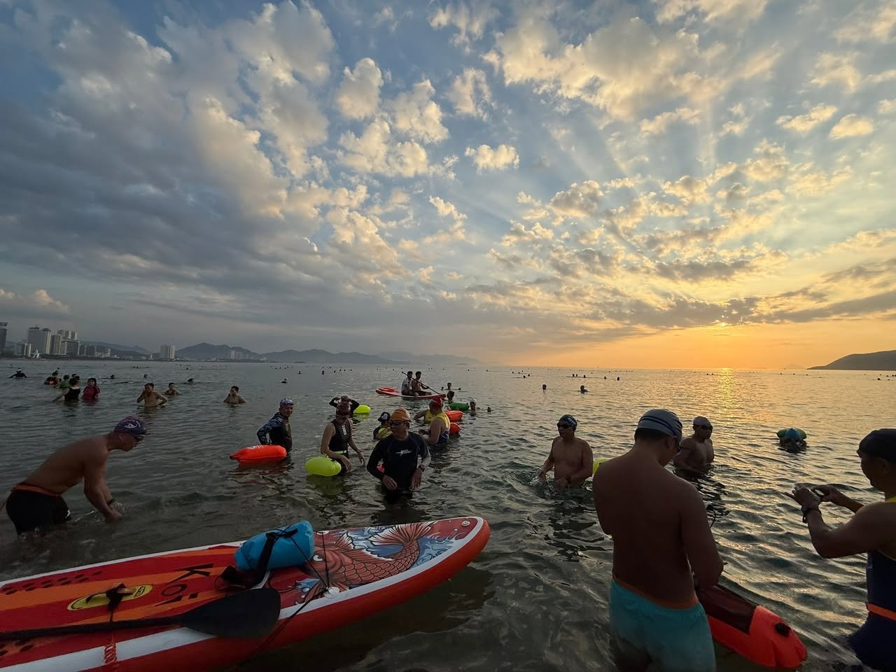 Bình minh trên vịnh Nha Trang sáng 21/06/2026, người bơi biển và dãy khách sạn ven bờ