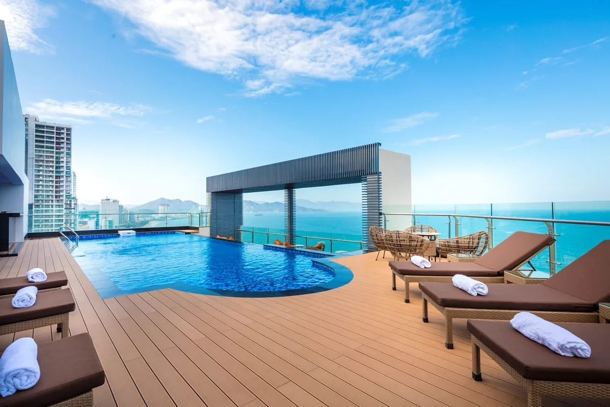 Hồ bơi sân thượng của Comodo Nha Trang Hotel
