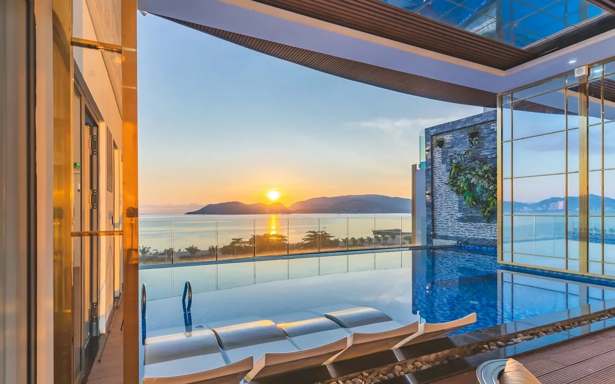 Hồ bơi tầng cao nhìn ra vịnh Nha Trang ở La Vague Hotel