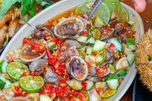 Đĩa sò huyết trộn chanh, ớt và dưa leo ở quán Ốc Quỳnh Trâm, 22 Trần Quốc Toản, Nha Trang