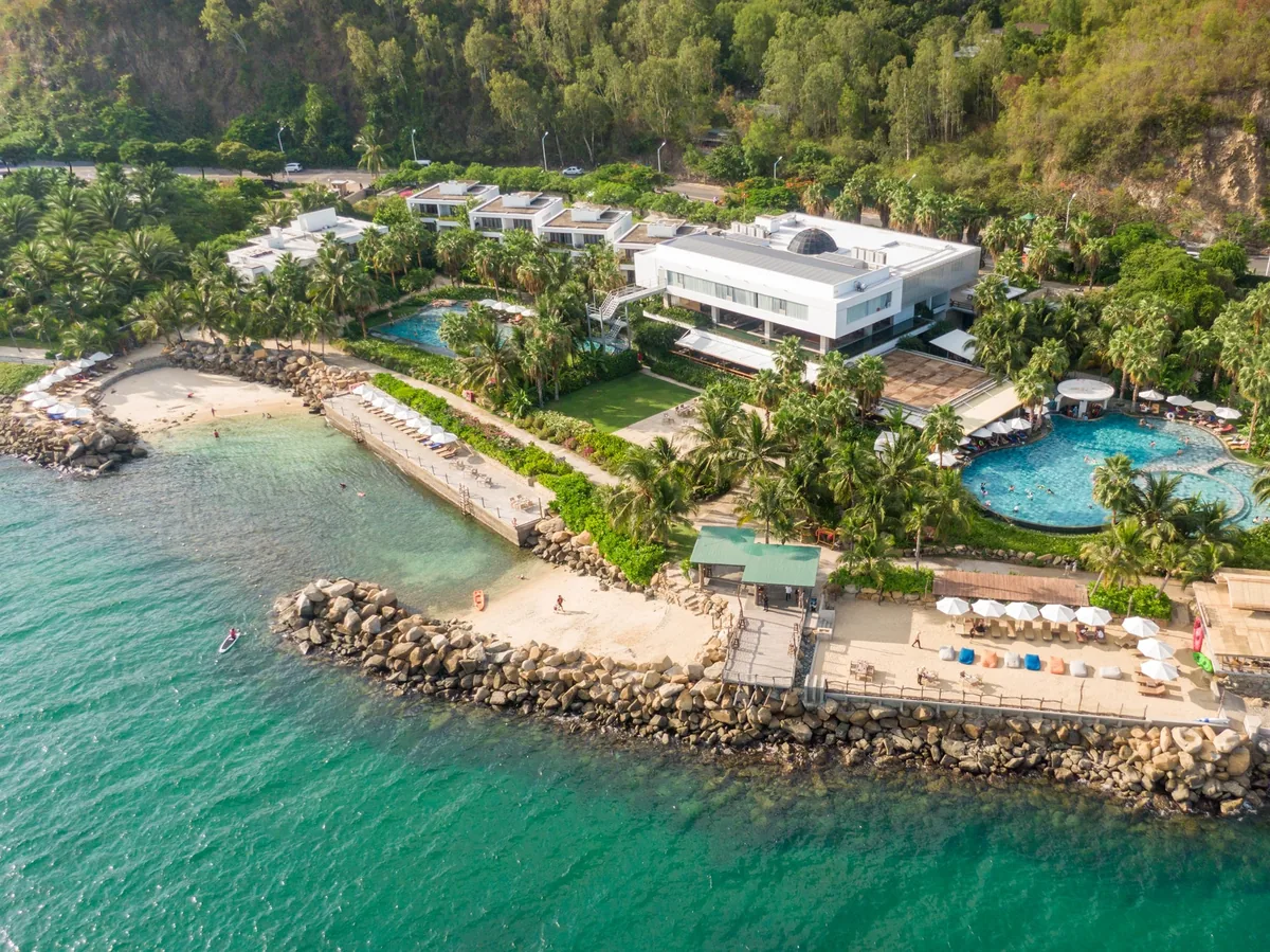 Alibu Resort Nha Trang nhìn từ trên cao bên bờ biển