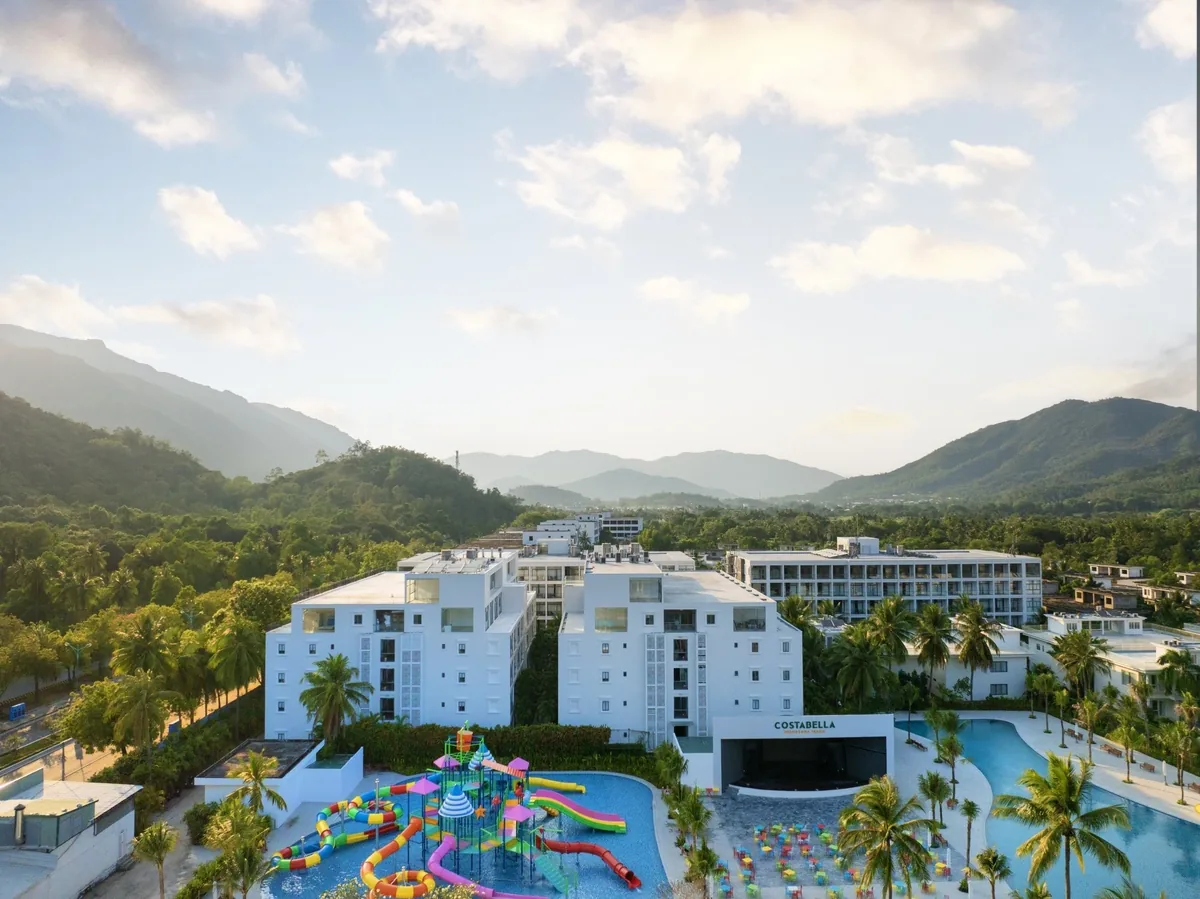 CostaBella Resort Nha Trang nhìn từ trên cao, phía sau là núi