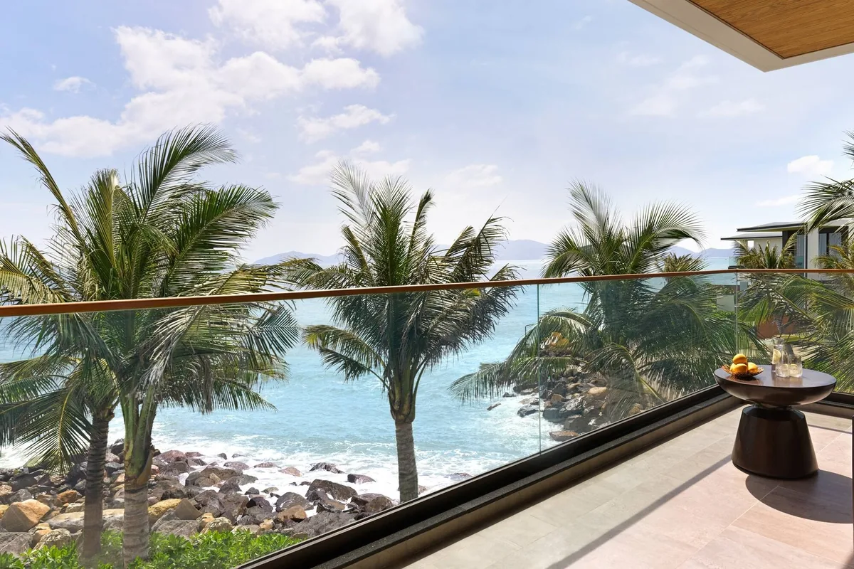 Ban công nhìn ra biển ở Villa Le Corail, a Gran Meliá Hotel Nha Trang