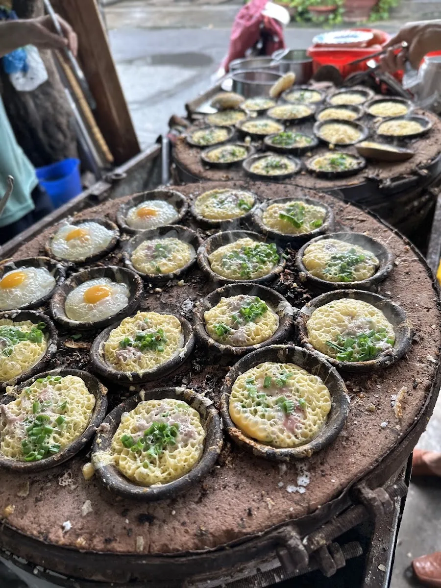 Khuôn bánh căn đang đổ ở quán 32 Nhị Hà Nha Trang