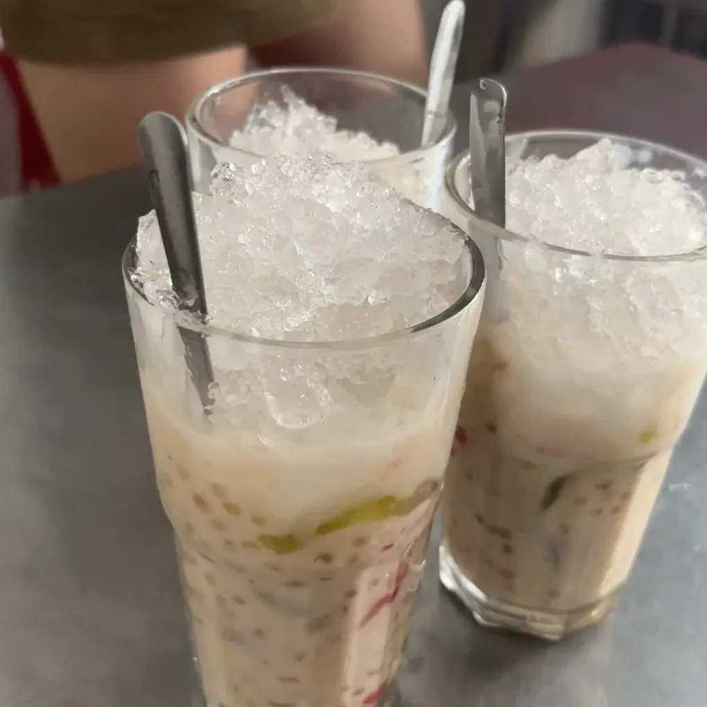 Hai ly chè ở quán Chè Cứu Đói Ngô Đức Kế Nha Trang