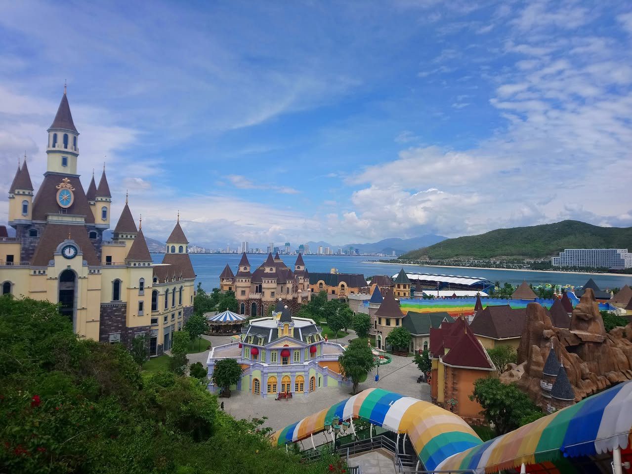 Toàn cảnh VinWonders Nha Trang trên đảo Hòn Tre nhìn về thành phố Nha Trang ngày 14/09/2018