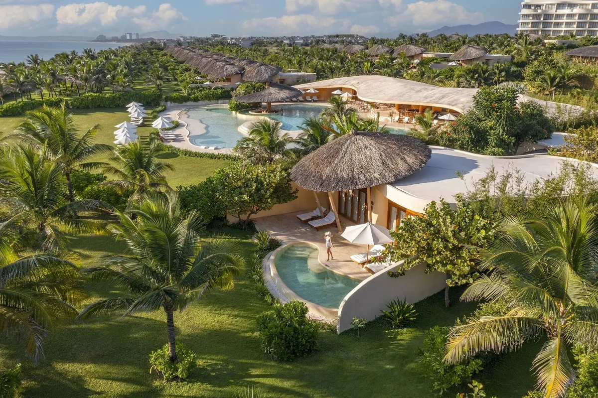 Biệt thự mái lá và hồ bơi ở Ana Mandara Cam Ranh