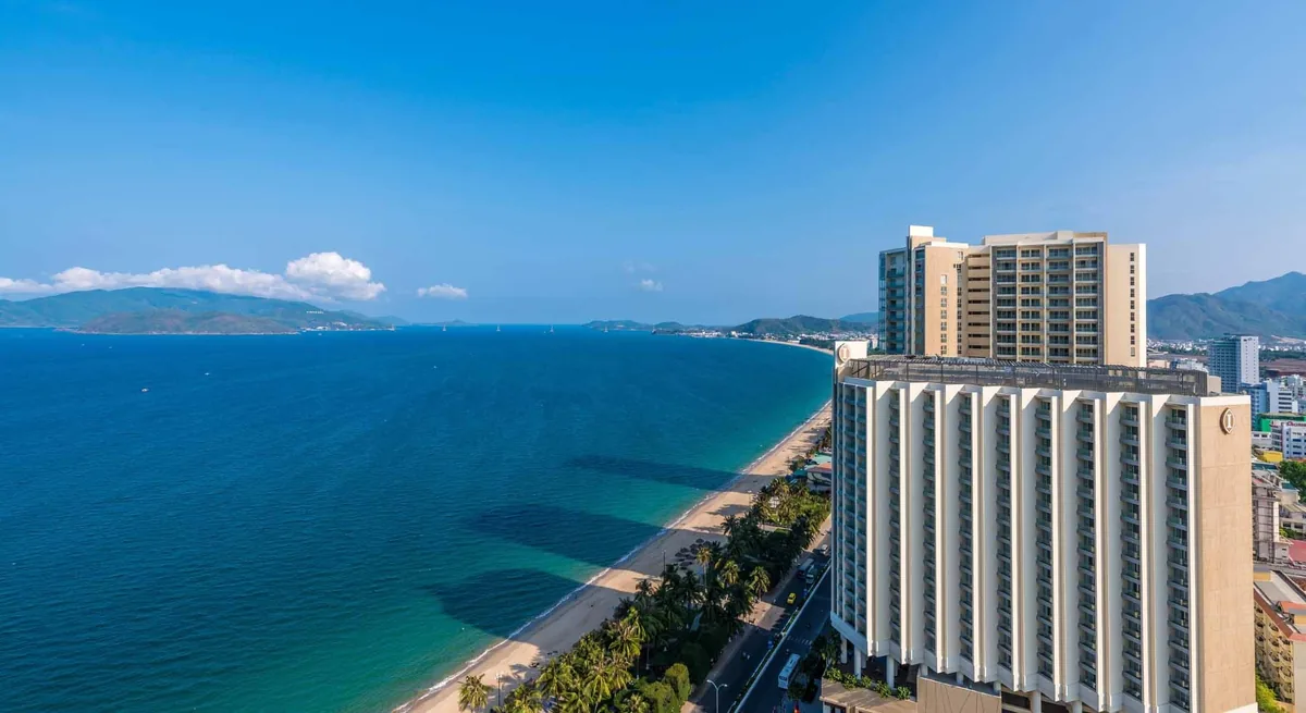 Toà nhà InterContinental Nha Trang bên bờ biển Trần Phú