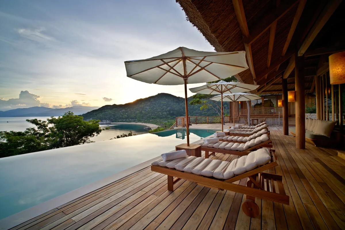 Sàn gỗ và hồ bơi nhìn ra vịnh Ninh Vân ở Six Senses Ninh Van Bay